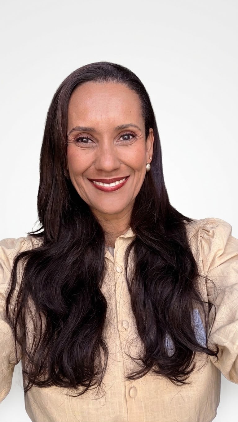 Foto pessoal original de Mari Mesquita com camisa bege